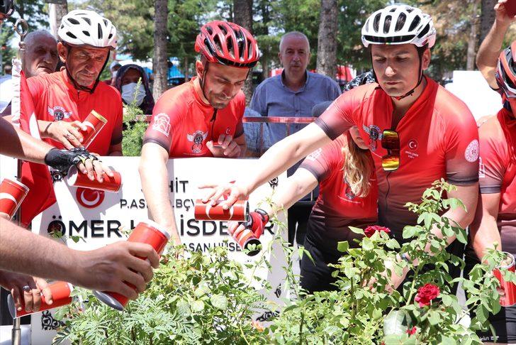 Çankırı'dan bisikletleriyle yola çıkan sporcular şehit Halisdemir'in kabrine ulaştı G3