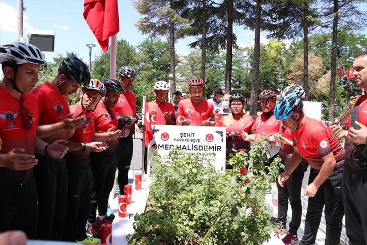 Çankırı'dan bisikletleriyle yola çıkan sporcular şehit Halisdemir'in kabrine ulaştı G4