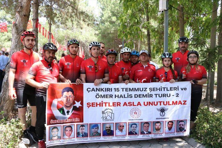 Çankırı'dan bisikletleriyle yola çıkan sporcular şehit Halisdemir'in kabrine ulaştı G5