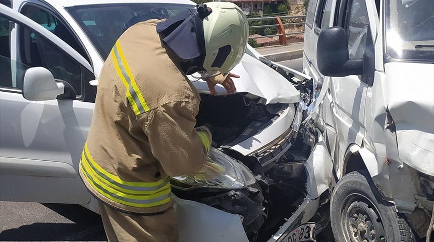 Mardin'de 3 aracın karıştığı kazada 7 kişi yaralandı