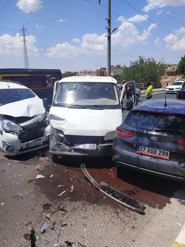 Mardin'de 3 aracın çarpıştığı kazada 7 kişi yaralandı