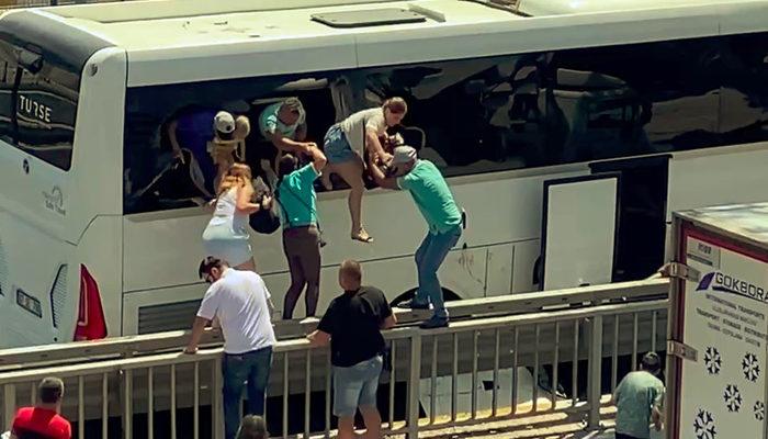 Kaza yapan otobüsün kapıları açılmayınca, turistler camları kırıp otobüsten atladı