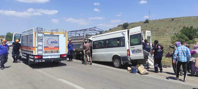 Afyonkarahisar'da minibüs kamyonete çarptı: 17 yaralı