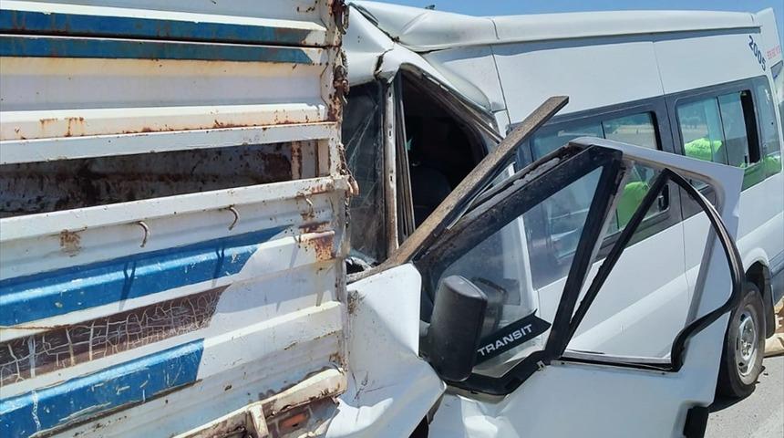 Afyonkarahisar'da minibüs kamyonete çarptı: 17 yaralı