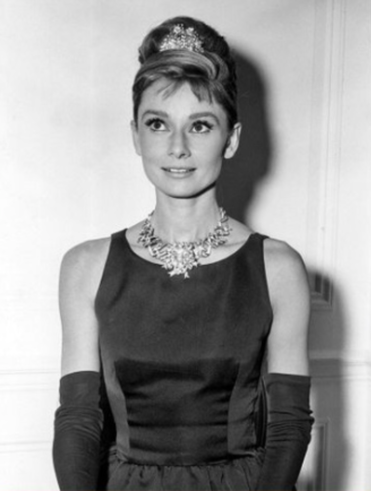 Yıllar geçse de modası geçmiyor! Dolabınızdan eksik etmemeniz gereken her dönemin parçaları G1