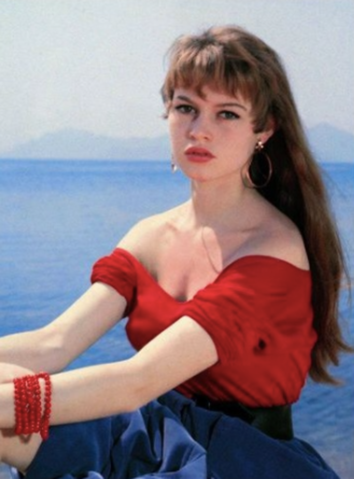 Yıllar geçse de modası geçmiyor! Dolabınızdan eksik etmemeniz gereken her dönemin parçaları G2