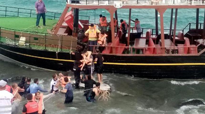 Van Gölü'nde gezi teknesi karaya oturdu! Yolcular halatlarla kurtarıldı