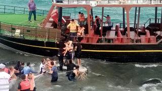 Van Gölü'nde gezi teknesi karaya oturdu! Yolcular halatlarla kurtarıldı