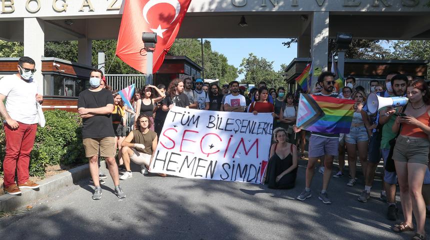 Boğaziçi Üniversitesi önünde öğrencilerden açıklama
