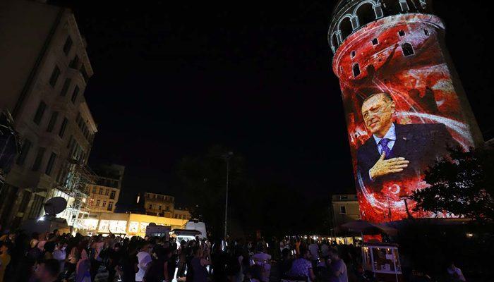 Galata Kulesi ile Ayasofya-i Kebir Cami-i Şerifi 15 Temmuz'a özel görsellerle ışıklandırıldı