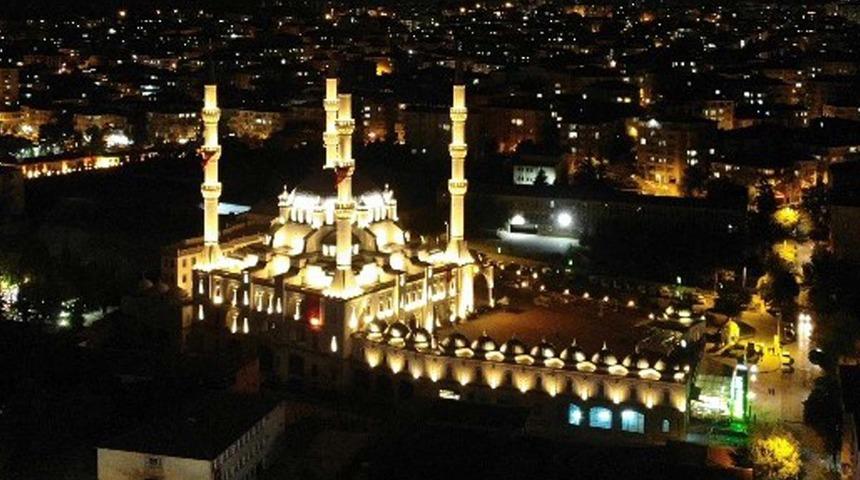 15 Temmuz'un 5. yıl dönümünde saat 00.13'te tüm camilerden sela okundu