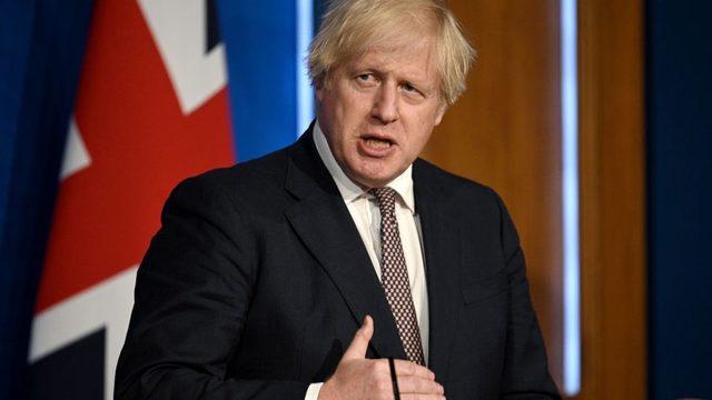 İngiltere Başbakanı Boris Johnson, daha çok vaka ve hastaneye yatışın beklendiğini söylüyor, ancak kısıtlamaları kaldırmak için doğru zamanın şimdi olduğunda ısrarlı.