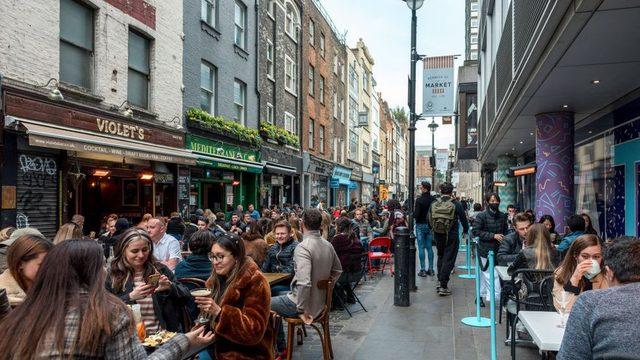 Londra'da tam açılma öncesi sokaklar yoğun.