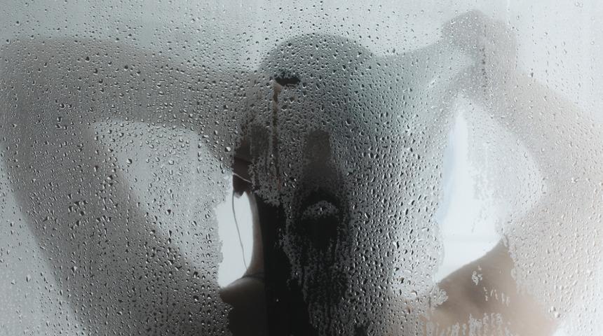 ABD'li kadın kızını duş alırken doğurdu: Ayağı sarkıyordu