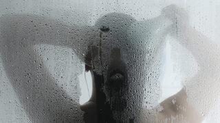 ABD'li kadın kızını duş alırken doğurdu: Ayağı sarkıyordu