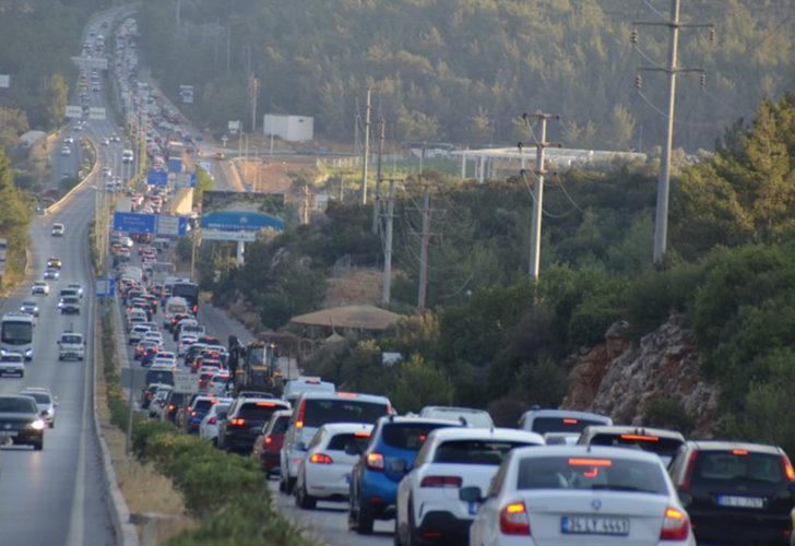 Tatilciler Bodrum'a akın etti! Uzun araç kuyrukları oluştu G1