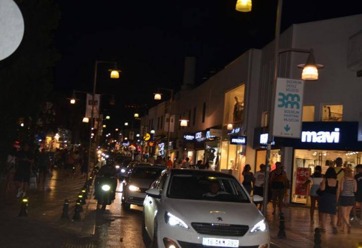 Tatilciler Bodrum'a akın etti! Uzun araç kuyrukları oluştu G3