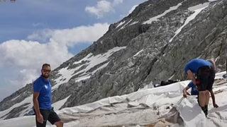 Presena buzulu erimesin diye seferber oldular! Muşamba sererek yüzde 70'i korundu