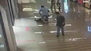 AVM'de çocuğa tekme tokat dayak! Sebebi 'pes' dedirtti