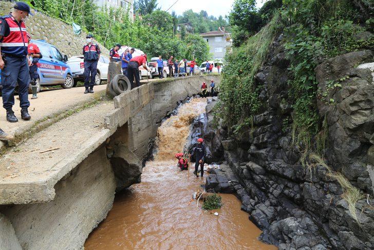 Rize'de sel ve heyelan felaketinde son durum! Arama çalışmaları dere içinde sürdürülüyor G1