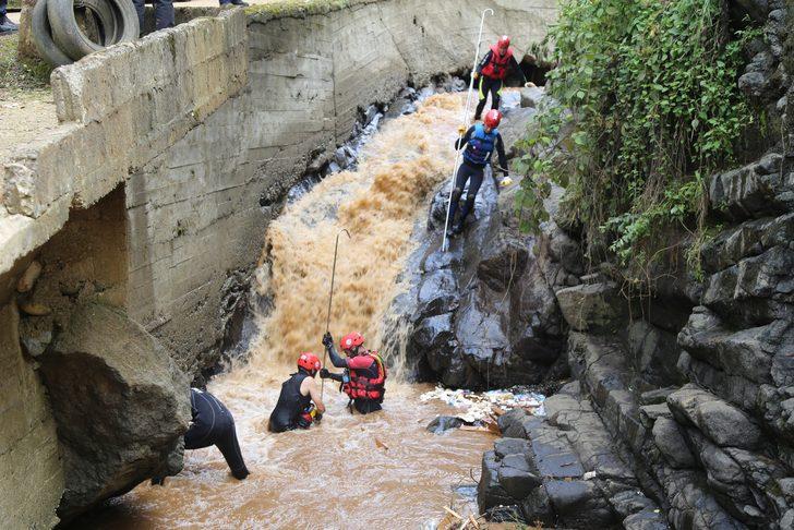 Rize'de sel ve heyelan felaketinde son durum! Arama çalışmaları dere içinde sürdürülüyor G2