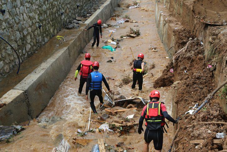 Rize'de sel ve heyelan felaketinde son durum! Arama çalışmaları dere içinde sürdürülüyor G4