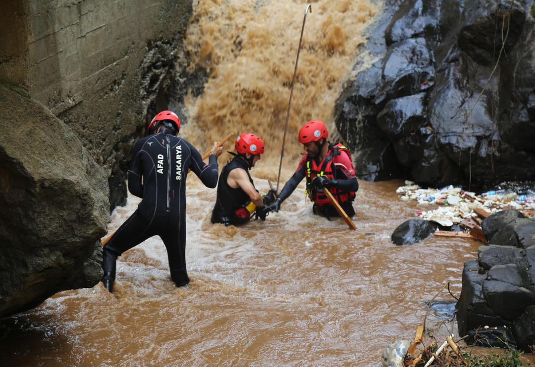 Rize'de sel ve heyelan felaketinde son durum! Arama &ccedil;alışmaları dere i&ccedil;inde s&uuml;rd&uuml;r&uuml;l&uuml;yor