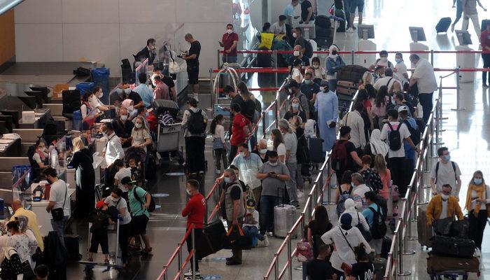 Bin 60 uçak, 427 ek sefer! İstanbul Havalimanı'nda bayram yoğunluğu: Zor günleri 'aşı' yoruz