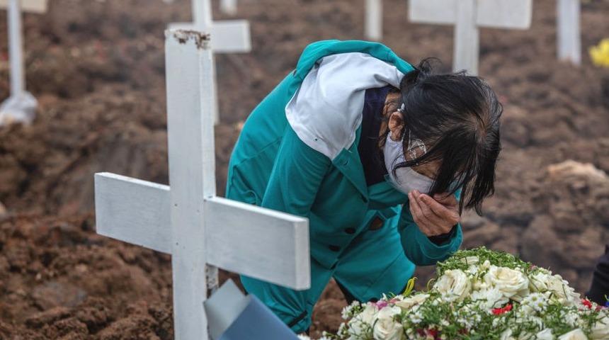 Covid krizinin Asya'daki yeni merkez &uuml;ss&uuml; Endonezya'da yalnız &ouml;lmek: Cesetleri itfaiye topluyor