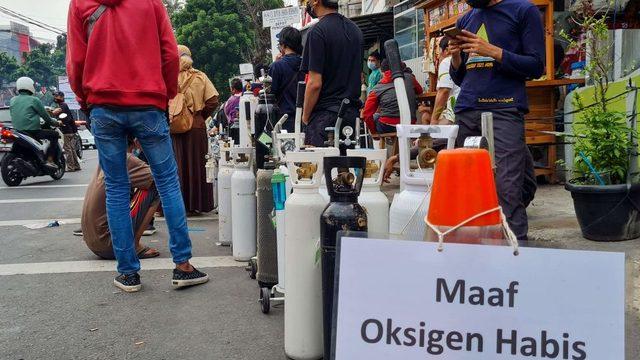 Bir oksjien dolum tesisinin önündeki 