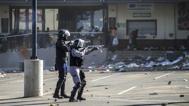 Olayların engellenmesi için polis güçlerinin yanı sıra askeri birlikler de sevk edildi.