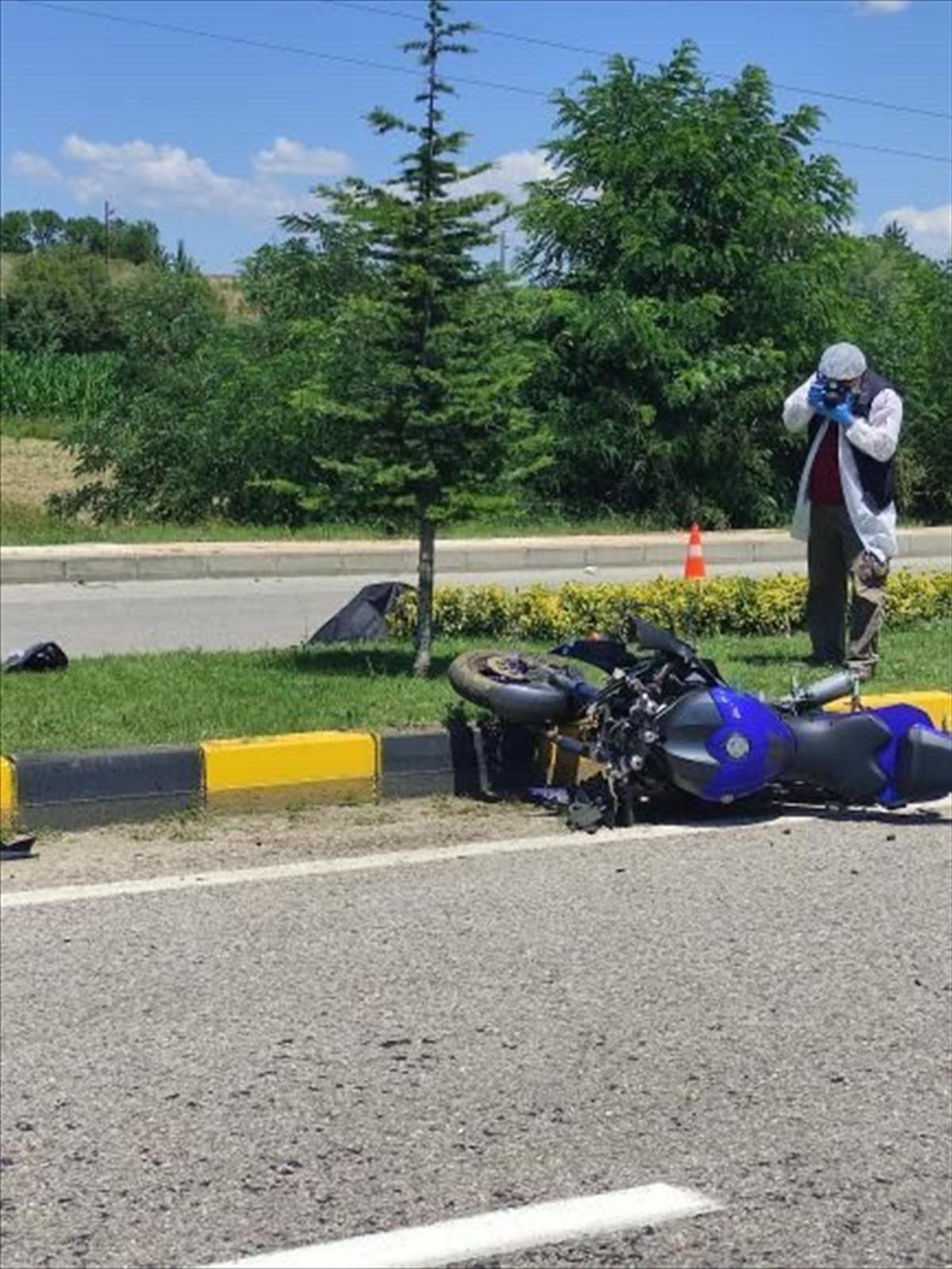 Kastamonu'da ref&uuml;jdeki ağaca &ccedil;arpan motosikletin s&uuml;r&uuml;c&uuml;s&uuml; hayatını kaybetti