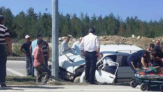 Sinop'ta aydınlatma direğine çarpan otomobilin sürücüsü yaşamını yitirdi