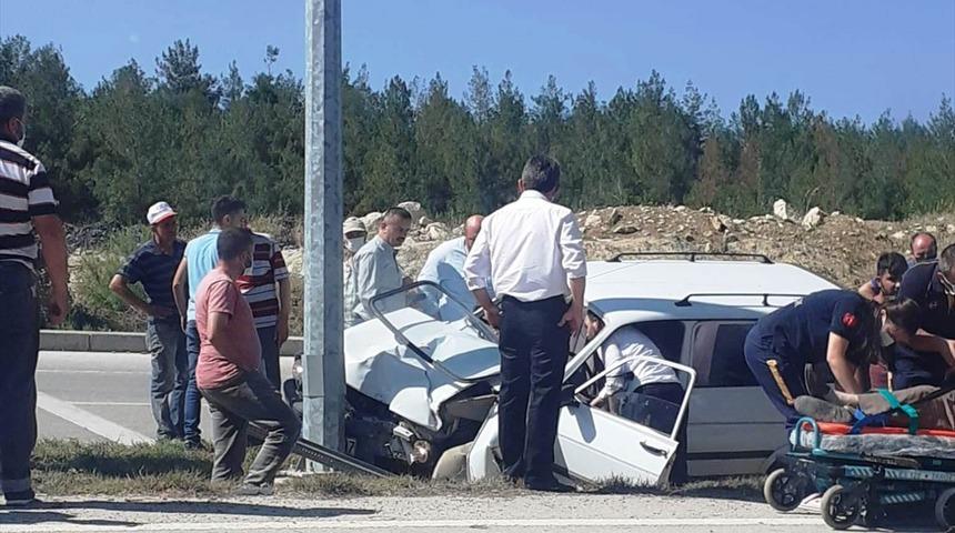 Sinop'ta aydınlatma direğine çarpan otomobilin sürücüsü yaşamını yitirdi