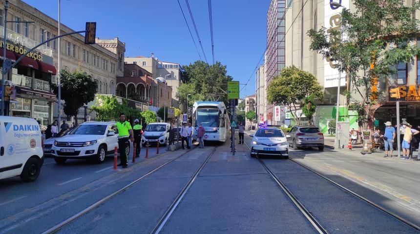 Karaköy'de tramvay yolunda kaza! Seferler durdu