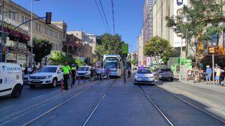 Karaköy'de tramvay yolunda kaza! Seferler durdu