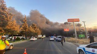 Kahramanmaraş'ta tekstil fabrikasında çıkan yangına müdahale ediliyor