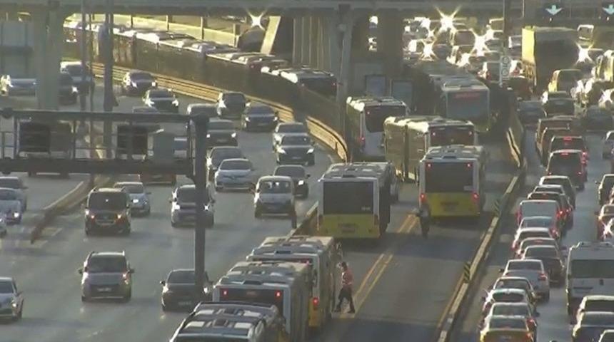 Metrobüs yaya çarptı: 1’i metrobüs içinde olmak üzere 2 yaralı