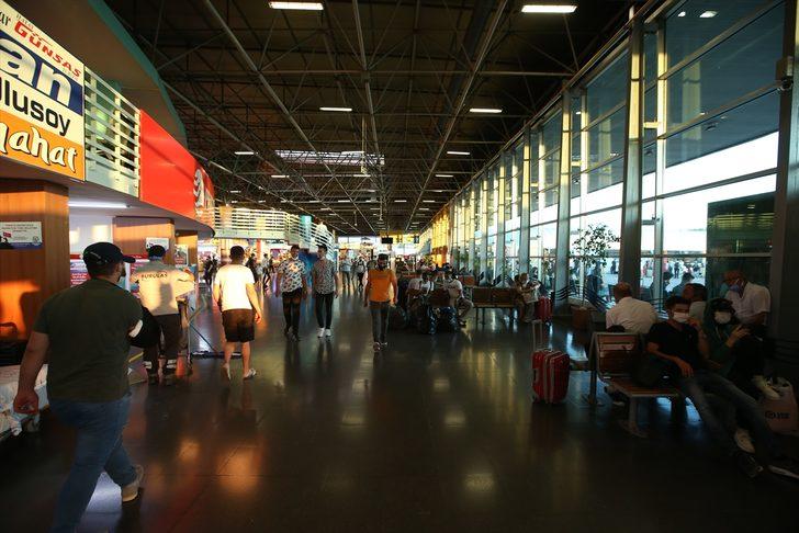 Bursa Şehirlerarası Otobüs Terminali'nde bayram öncesi yoğunluk yaşanıyor G3