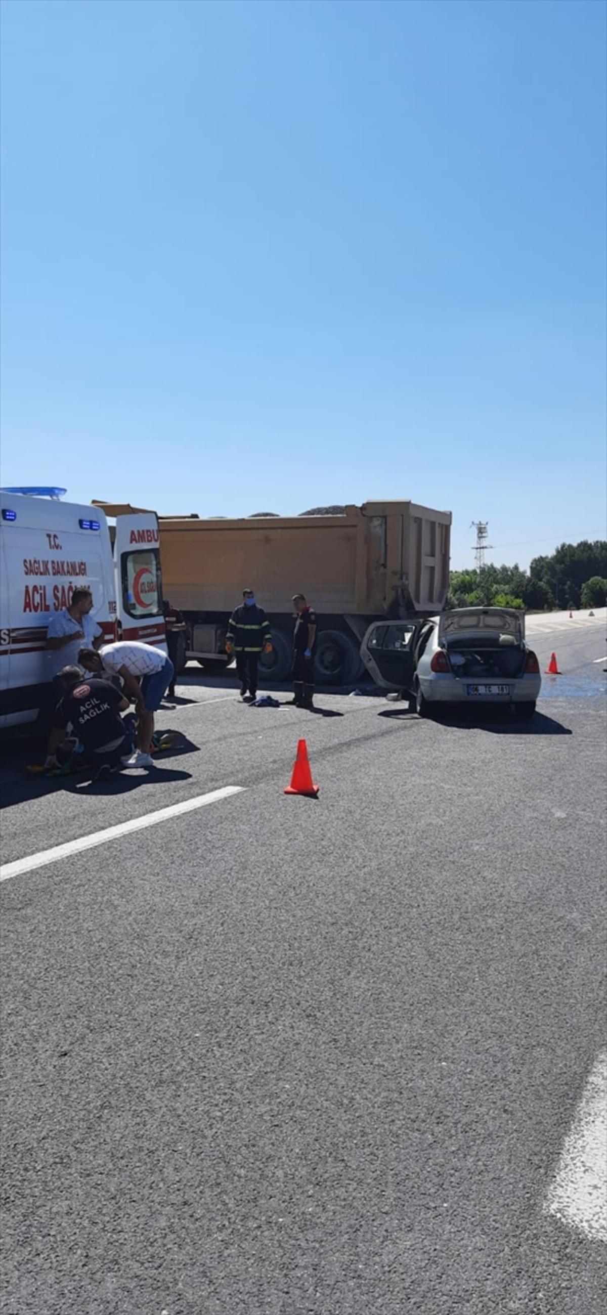 Otomobil hafriyat kamyonuna &ccedil;arptı: 1 &ouml;l&uuml;, 6 yaralı