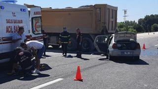 Otomobil hafriyat kamyonuna çarptı: 1 ölü, 6 yaralı