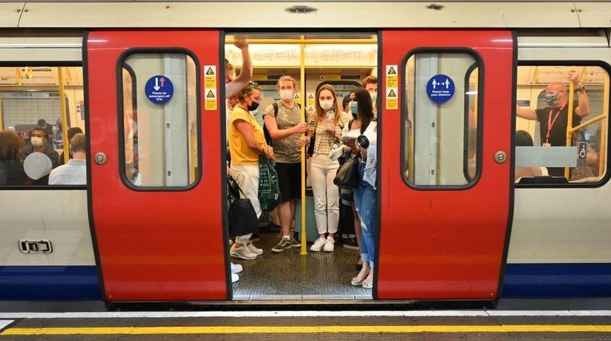 İngiltere'de g&uuml;nl&uuml;k koronavir&uuml;s vaka sayısı Ocak ayından beri ilk kez 50.000'in &uuml;zerine &ccedil;ıktı