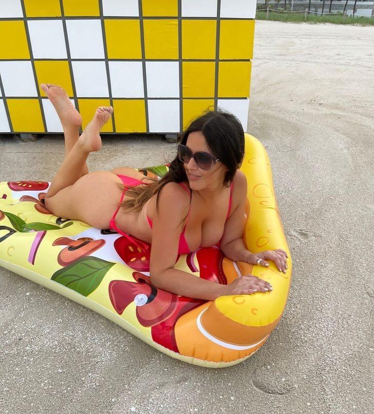 Claudia Romani'den pizzalı kutlama G2