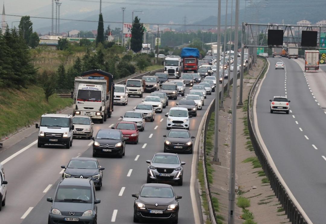 Bayram tatilinin ilk g&uuml;n&uuml;nde TEM&rsquo;de yoğunluk