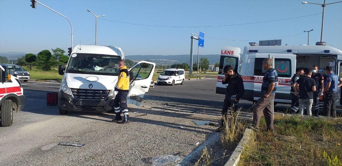 Bolu'da minib&uuml;s ile otomobil &ccedil;arpıştı: 8 yaralı