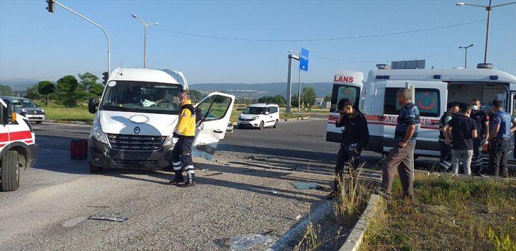 Bolu'da minibüs ile otomobil çarpıştı: 8 yaralı G1