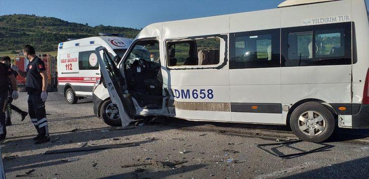 Bolu'da minibüs ile otomobil çarpıştı: 8 yaralı G2