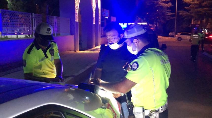 Polisleri görünce aracını park edip yaya rolü yaparak kaçmak istedi