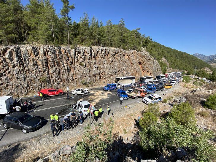 GÜNCELLEME - Antalya'da iki otomobil çarpıştı: 2 ölü, 5 yaralı G2