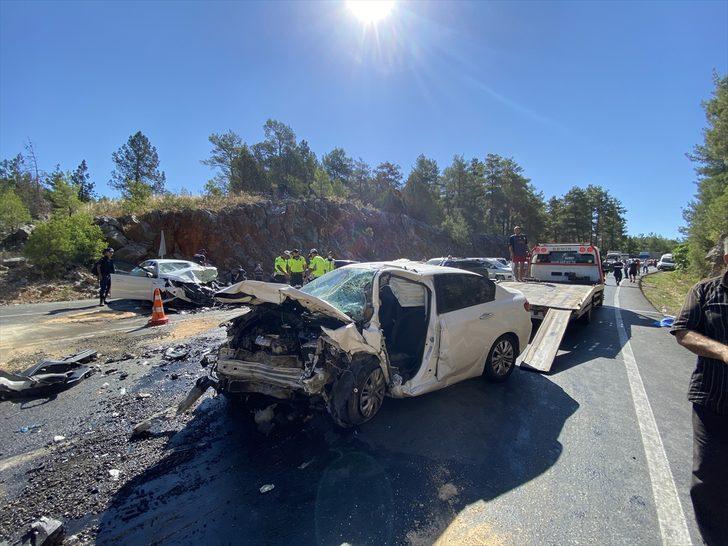 GÜNCELLEME - Antalya'da iki otomobil çarpıştı: 2 ölü, 5 yaralı G3